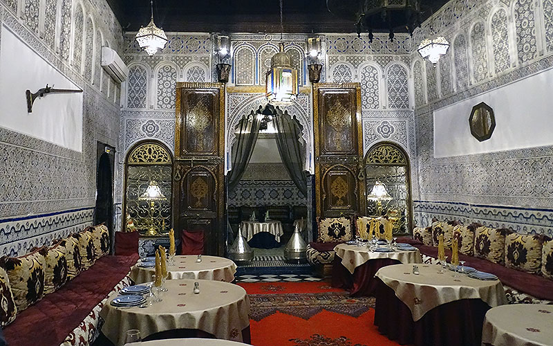 Verzierte Wände im Riad Dar Essalam in Marrakesch