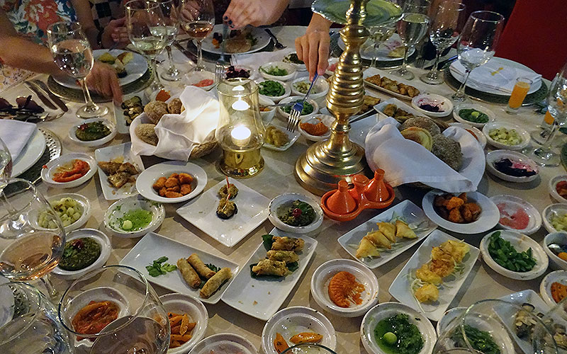 Tisch voller Vorspeisen im Riad in Marrakesch