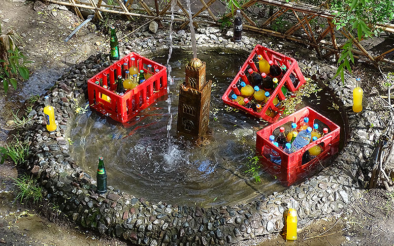 Getränkekisten kühlen im Wasser