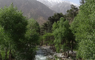 Ourika-Tal mit Fluss und schneebdeckten Bergen