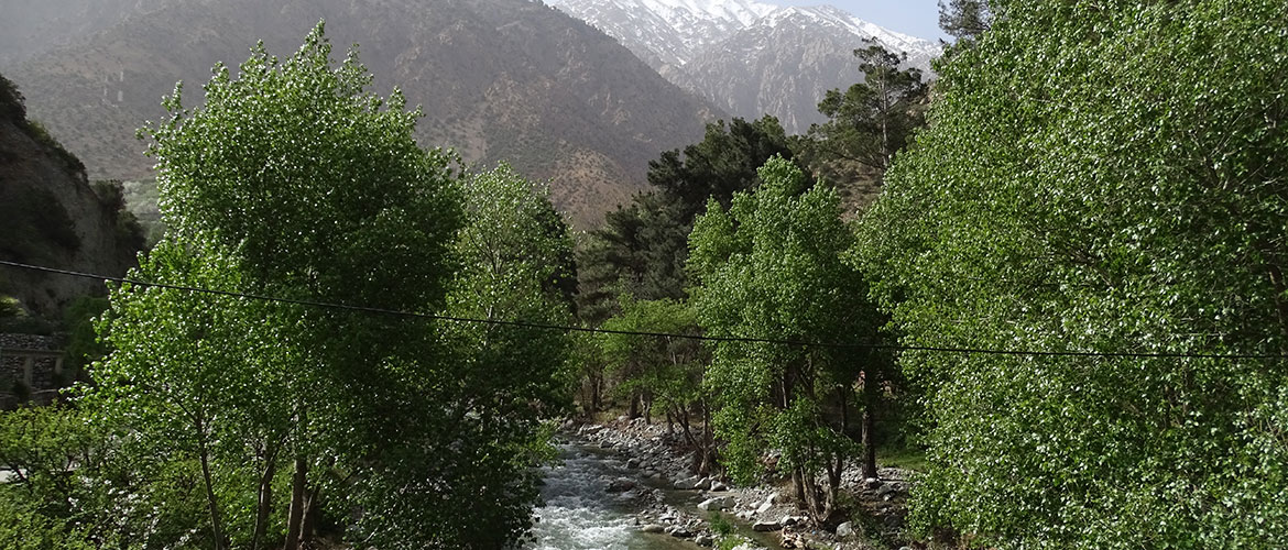 Ourika-Tal mit Fluss und schneebdeckten Bergen