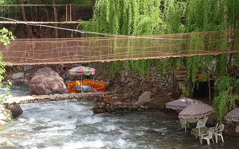 Restaurant mit Stühlen im Wasser im Ourika-Tal