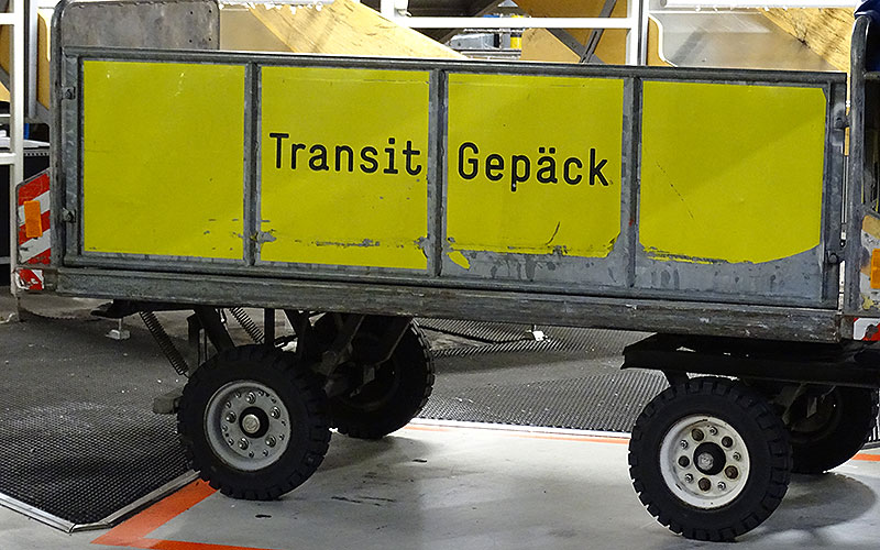 Transit-Gepäck-Wagen am Flughafen