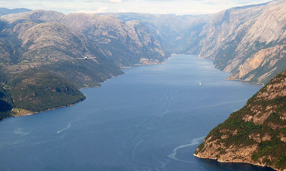 Flugzeug über dem Lysefjord