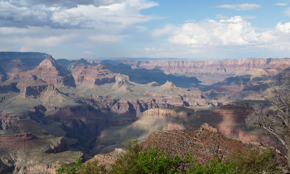 Blick über den Grand Canyon mit Felsen und Tälern