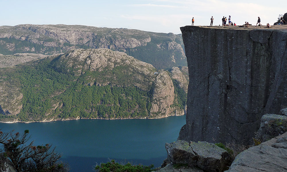 Steiler Fels am Fjord: der Preikestolen