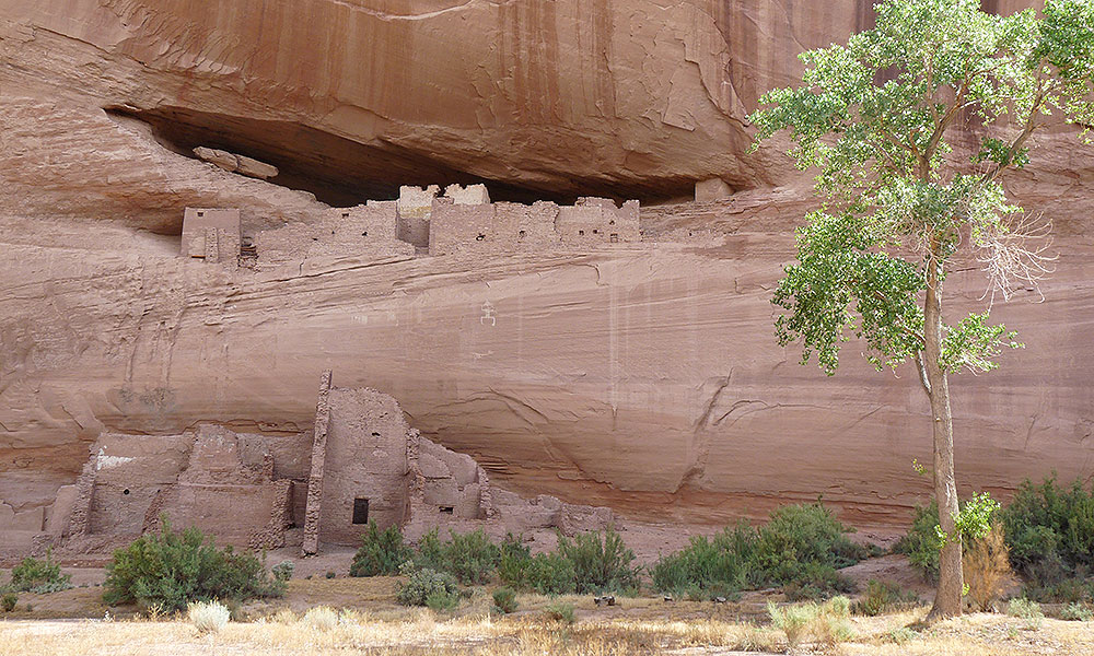 Ruinen in den Felsen im Canyon de Chelly