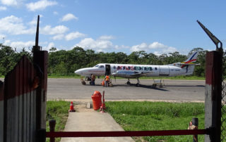 Kleines Flugzeuf auf winziger Landebahn am Flughafen in Rurrenabaque