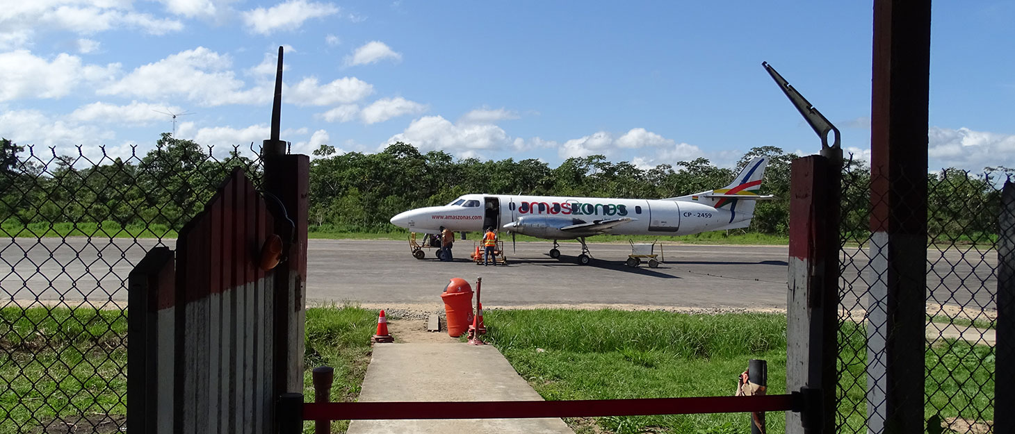 Kleines Flugzeuf auf winziger Landebahn am Flughafen in Rurrenabaque