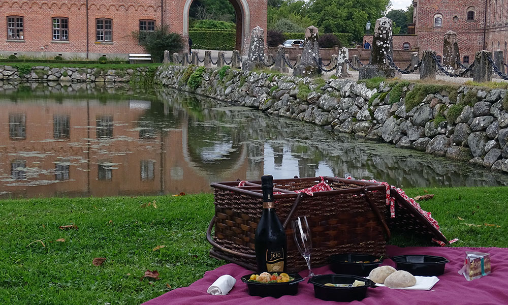 Picknickkorb vor Schloss Egeskov