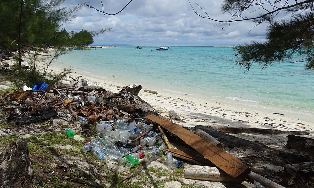 Berge von Plastikflaschen am Strand