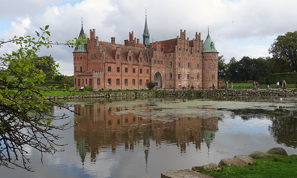 Schloss Egeskov spiegelt sich im Wasser