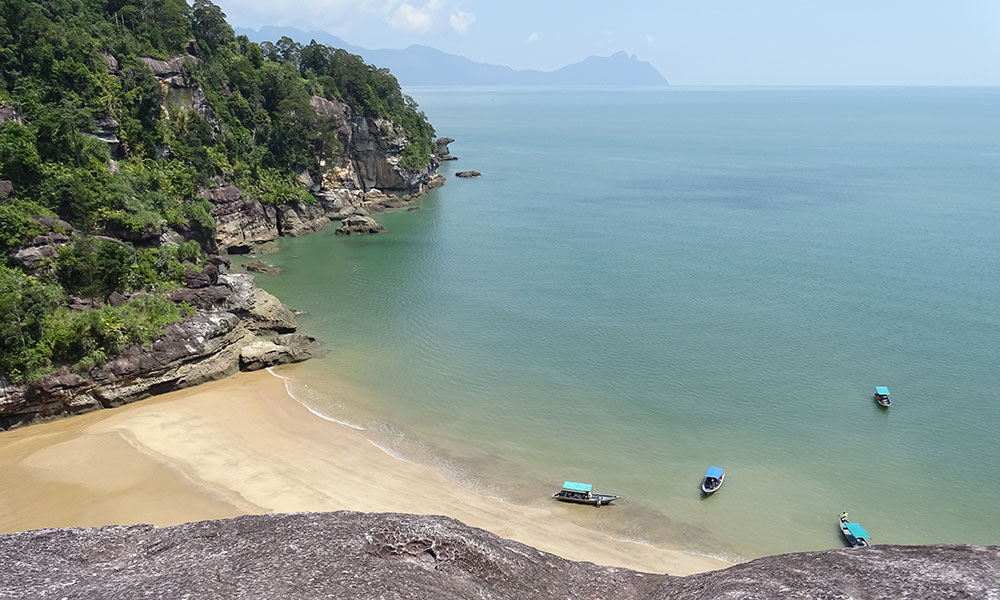 Blick auf den Strand Kecil im Bako Nationalpark