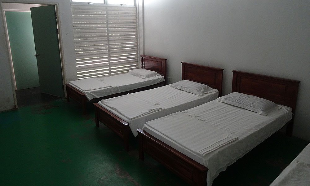 Drei Betten im Zimmer in Bako