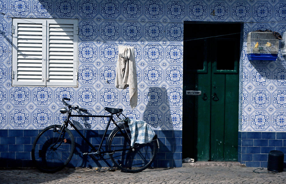 Dia gescannt: Fahrrad vor Haus