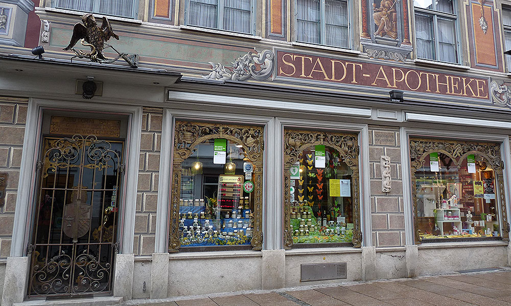 Schaufenster einer historischen Apotheke