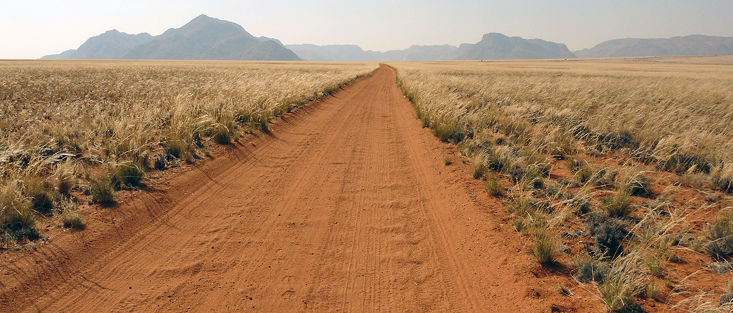 Auf der engen Sandpiste: Autofahren in Namibia