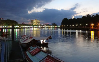 Kuching Waterfront am Abend