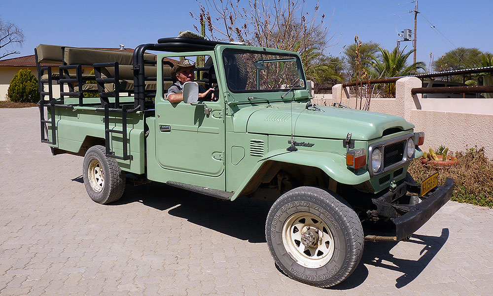 Grüner Jeep für die Safari in Namibia