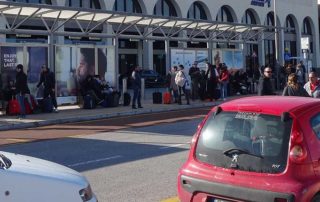 Autos an der Bushaltstelle am Flughafen Malta