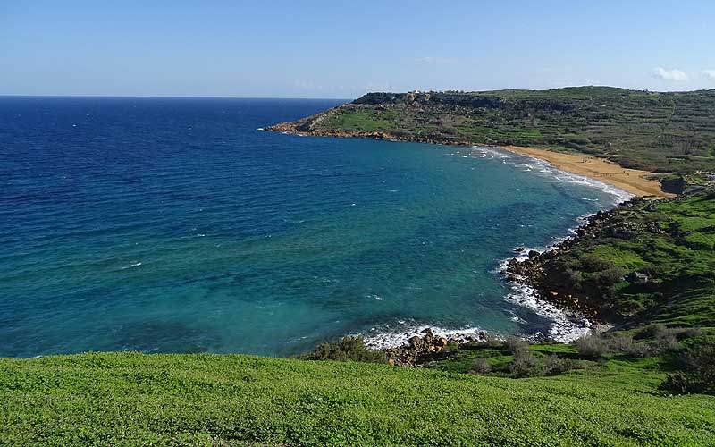 Ramla Bay auf Gozo. Blick vom Hügel auf Strand