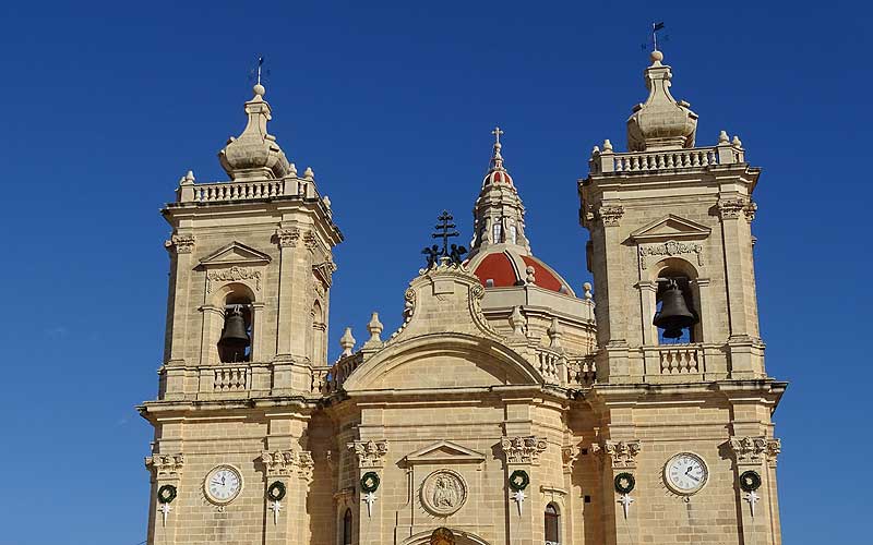 Xanghra auf Gozo: Kirche mit zwei Uhren und zwei Kirchtürmen