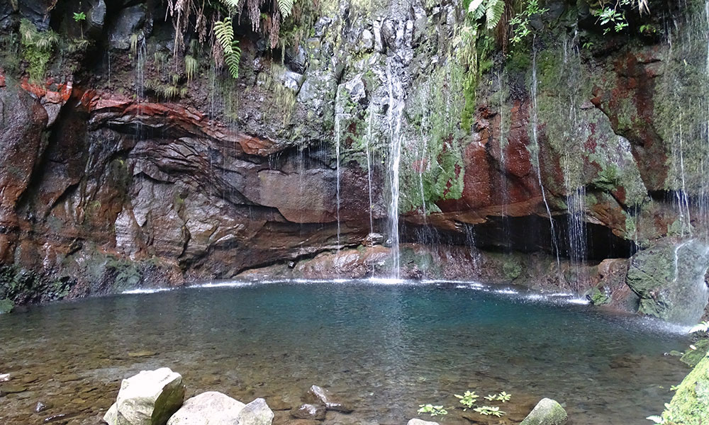 Wasser fließt vom Felsen