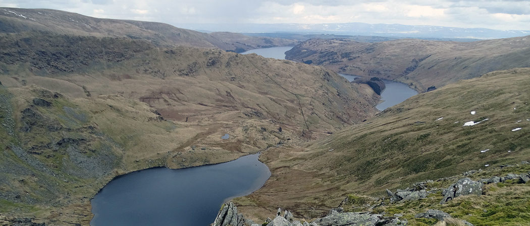 Blick auf zwei Seen und Berge im Lake District
