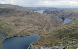 Blick auf zwei Seen und Berge im Lake District