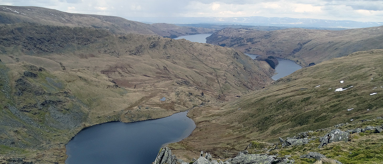 lake-district-nordengland Blick auf zwei Seen und Berge im Lake District