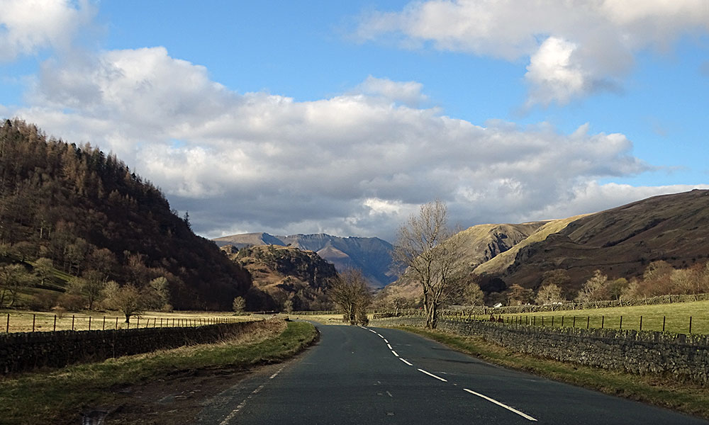 Straße mit Bergen durch den Lake District