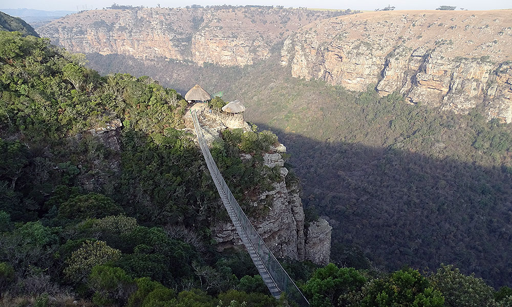 Hängebrücke über die Schlucht