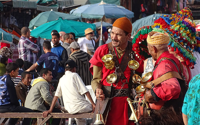 Männer mit Kostümen in in Marrakesch
