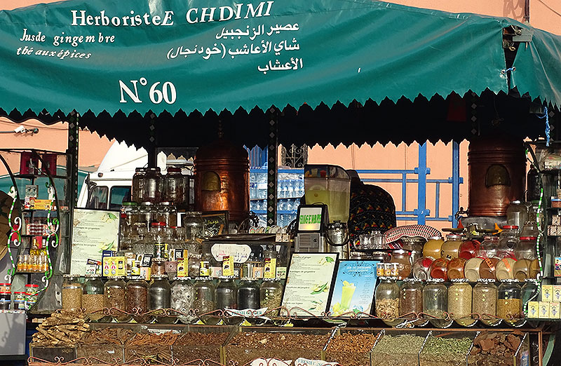 Verkaufsstand mit Gewürzen in Marrakesch