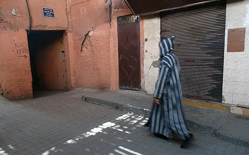 Ein Mann mit traditioneller Kleidung in Marrakesch