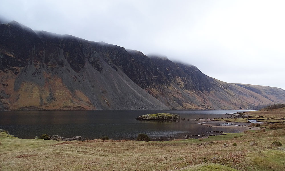 Steile Berge am dunklen See Wastwater im Lake District