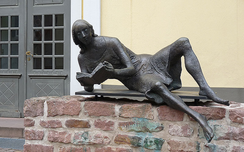 Statue: Frau mit Buch