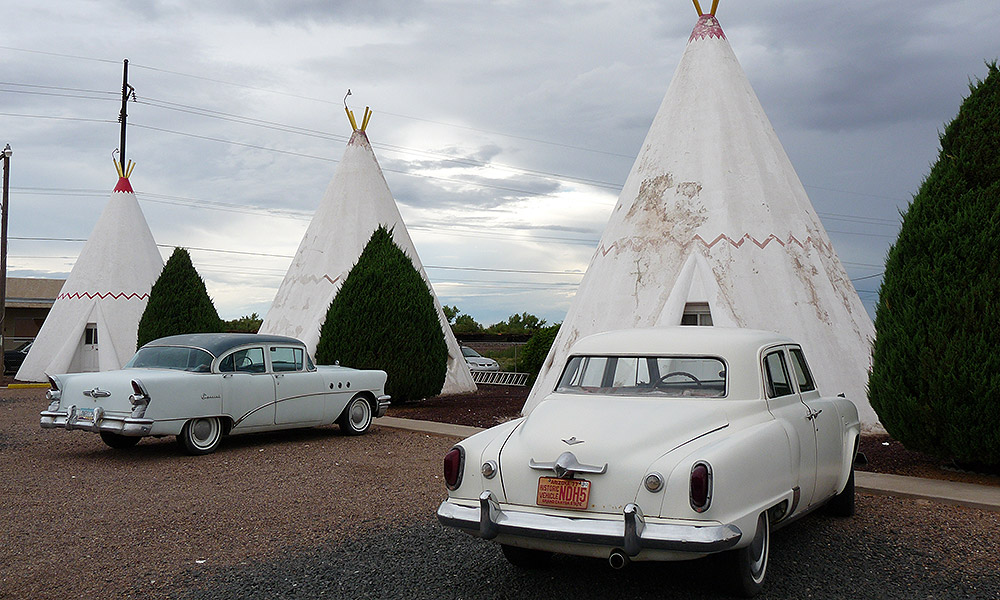 Unterkünfte in Tipi-Form mit Oldtimern davor