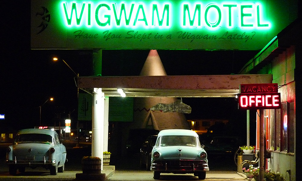 Wigwam-Hotel mit Oldtimern davor