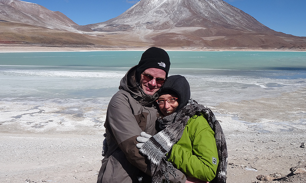 Sabine und ihr Freund frierend vor dem See