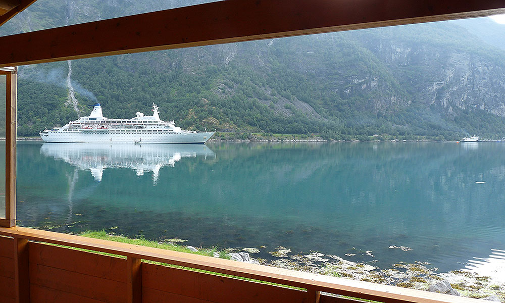 Kreuzfahrtschiff vor der Campinghütte