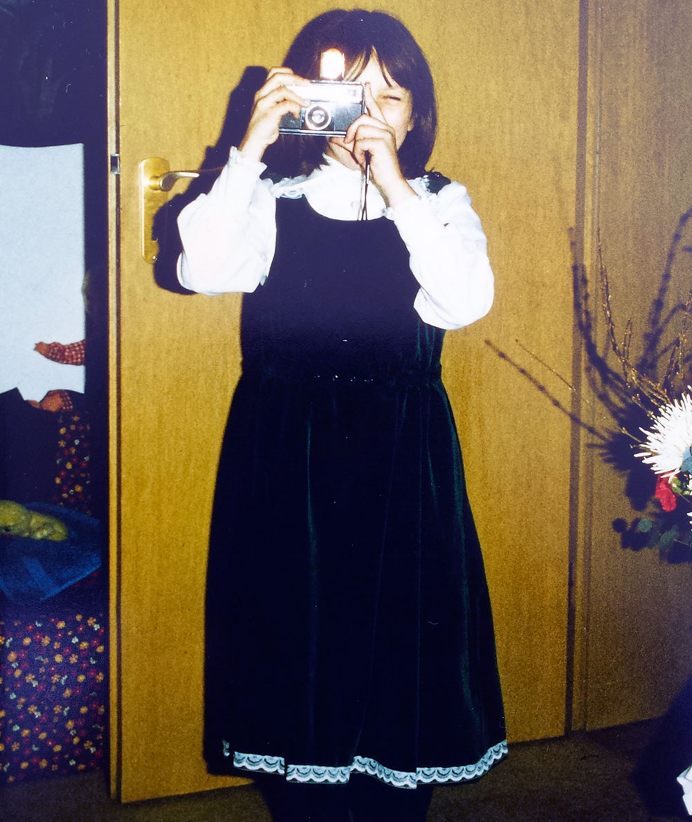 Sabine als Kind mit einer Kamera
