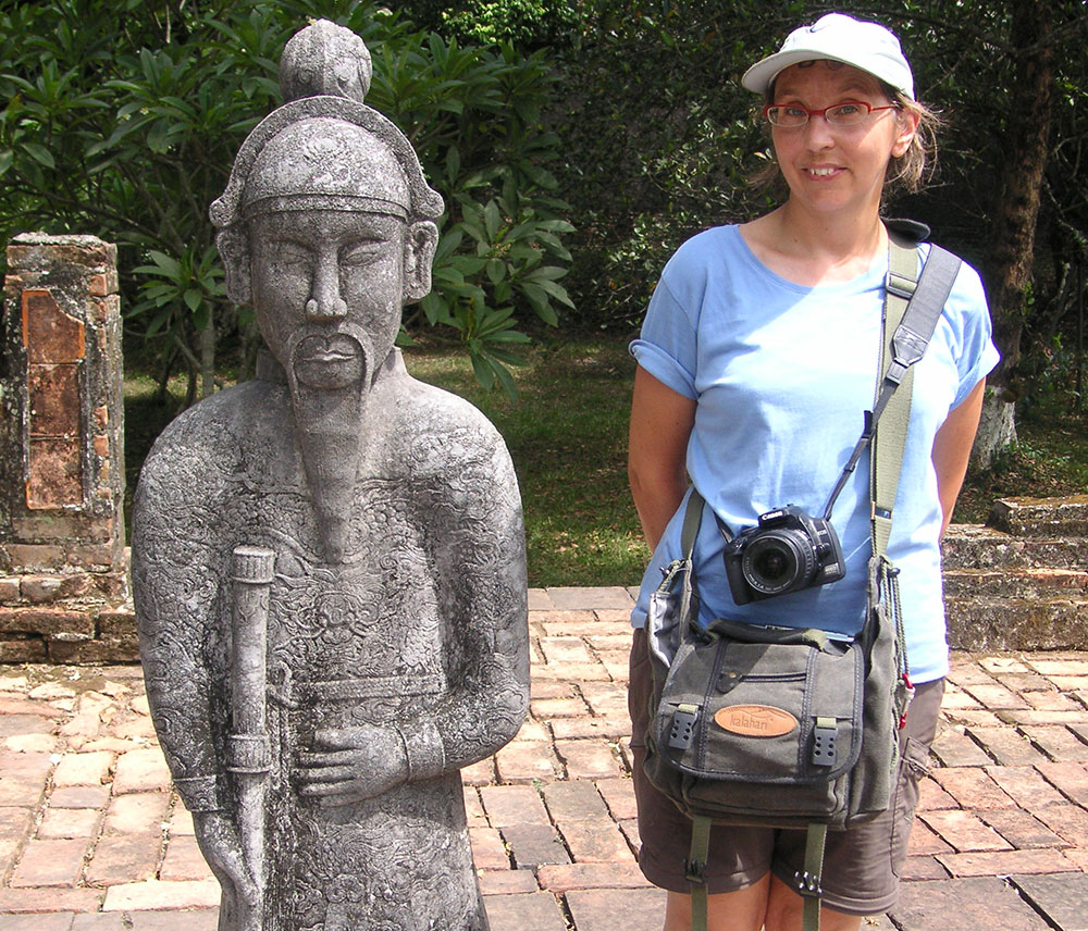 Sabine mit Kamera vor einer Statue