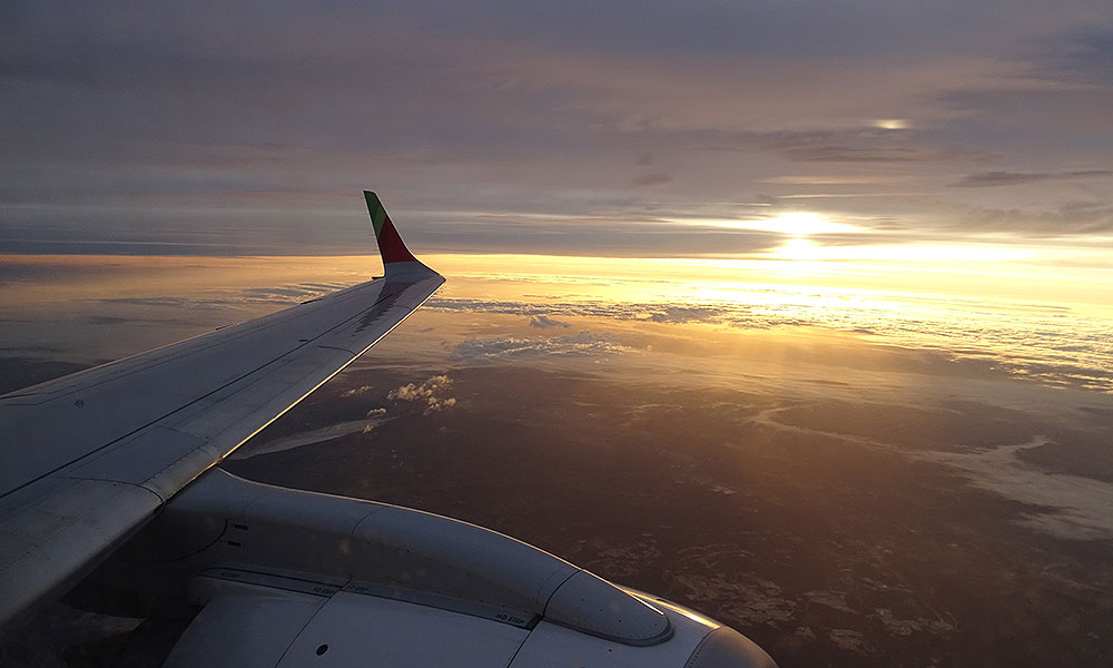 Sonnenaufgang aus dem Flugzeugfenster