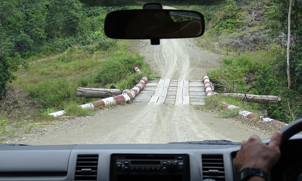 Straße auf unserer Route durch Borneo