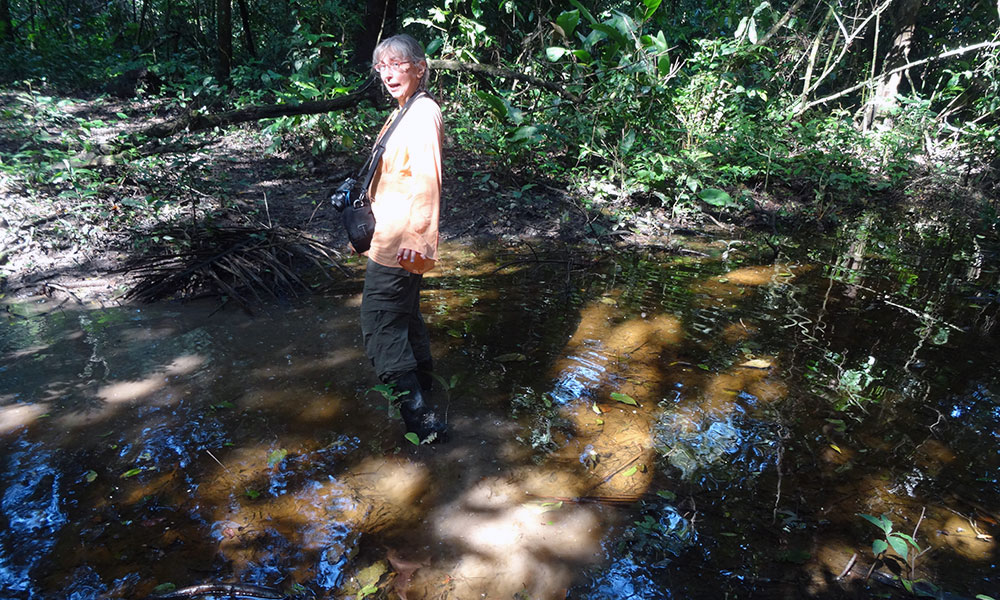 Sabine mit Gummistiefeln im Regenwald