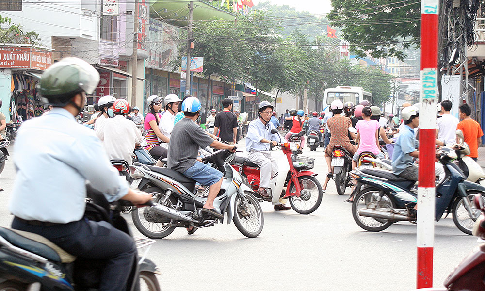 Viele Motorräder fahren durcheinander 