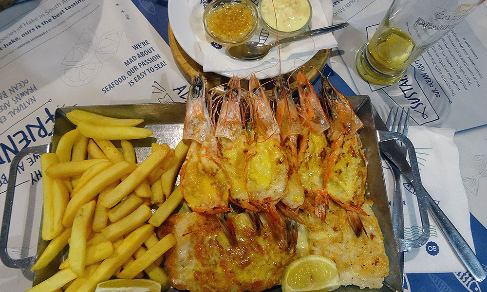 Pommes, Garnelen und Fischfilets