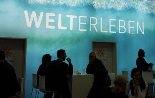 Schrift an der Wand bei der ITB: "Welt erleben"