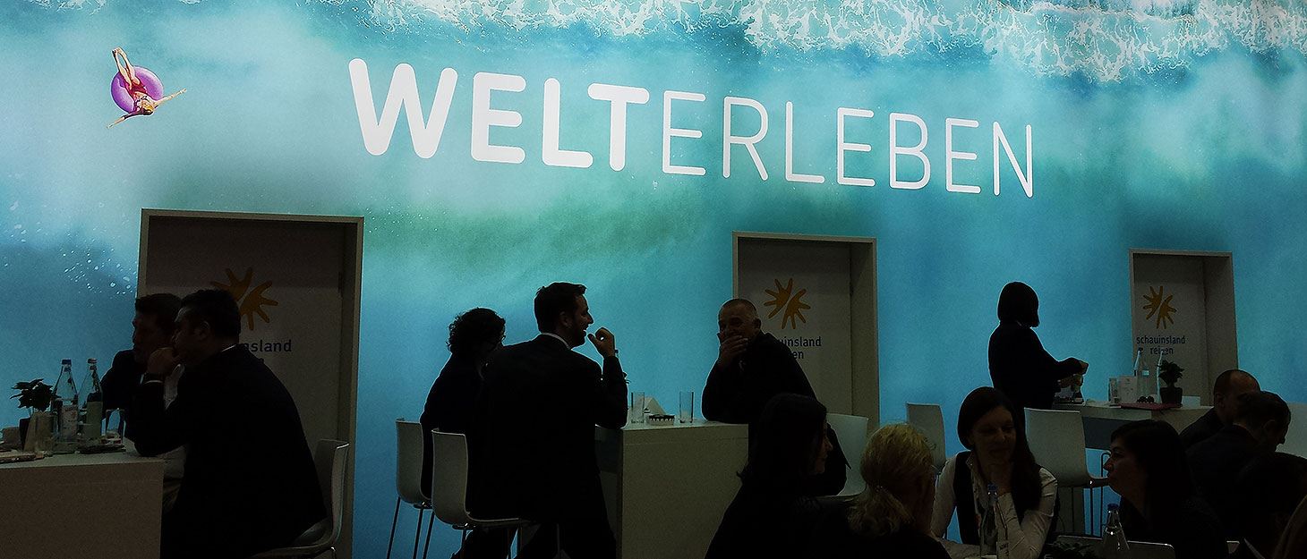 Schrift an der Wand bei der ITB: "Welt erleben"